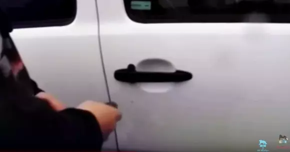 Cum îți pot sparge hoții mașina cu o monedă de 50 de bani! | VIDEO