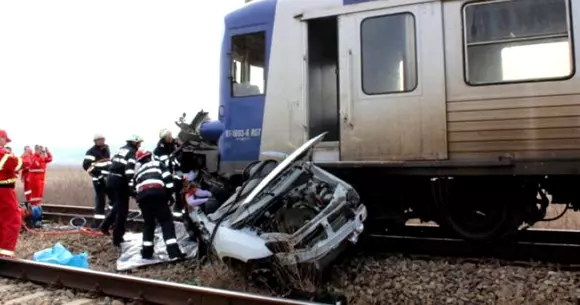 A depășit coloana şi maşina a fost spulberată de tren la Brăila (Video)