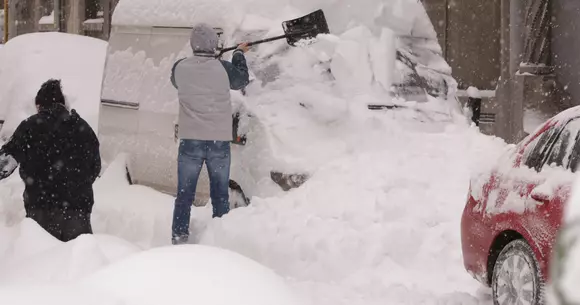 Nu îți cureți locul de parcare de zăpadă? Vezi ce amendă riști!