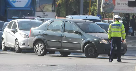 Gestul cu o mare însemnătate! De ce polițiștii pun mâna pe mașină când vă opresc în trafic?