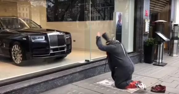 O reprezentanţă Rolls-Royce a devenit loc de închinat (Video)