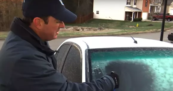 Cum îţi dezgheţi parbrizul în mai puţin de un minut (Video)