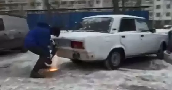 A tăiat maşina vecinului cu flexul ca să poată parca (Video)