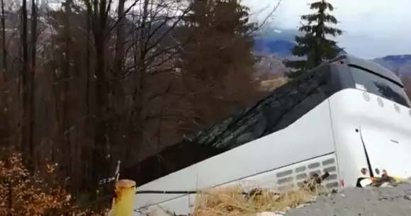 Un autocar s-a prăbuşit în râpă, la Cheile Grădiştei (Video)