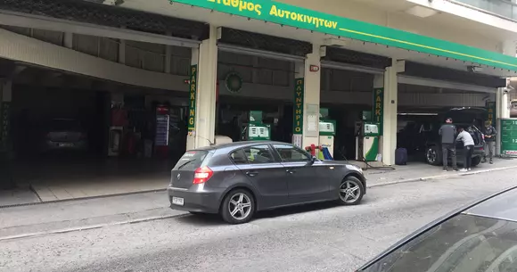 Ce ciudat! Atenienii au cele mai multe benzinării la parterul blocurilor