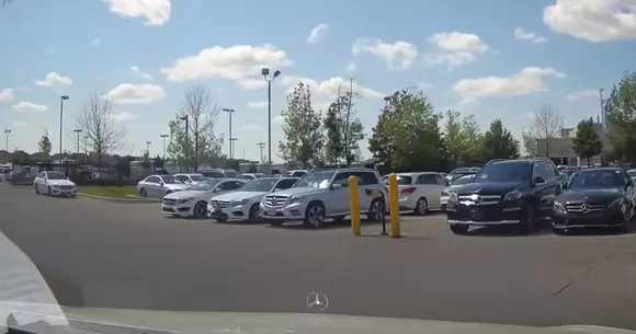 Îţi duci preţiosul Mercedes-AMG S63 la service şi constaţi că e folosit la cumpărat îngheţată (Video)