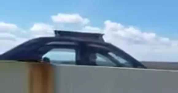 La 75 de ani conducea pe contrasens pe un drum cu separator din beton (Video)