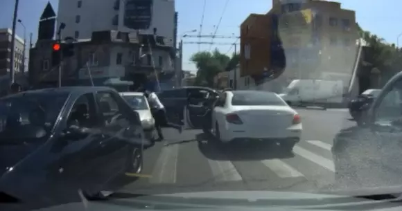 Scene de coșmar în traficul din Bucureşti. Ce a putut să facă un şoferul unui Mercedes (Video)