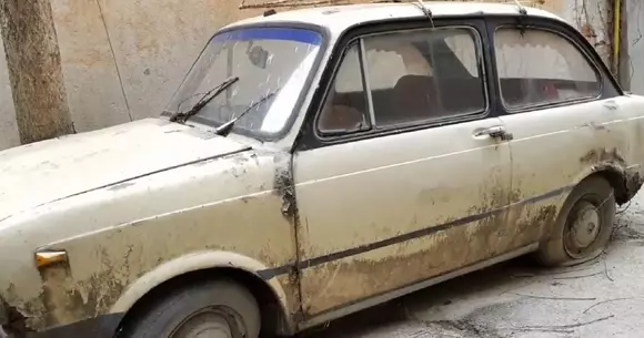 Bucureștiul, orașul mașinilor abandonate! Care sunt cele mai interesante modele care zac pe străzi? | VIDEO