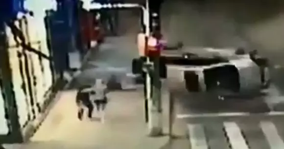 Pasager proiectat din mașina care s-a răsturnat (Video)