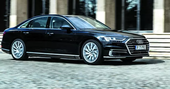 Audi A8 50 TDI quattro -  Decizie grea: la volan sau în spate?