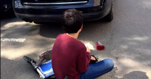 Gestul unui copil care a lovit cu trotineta o mașină a devenit viral pe Facebook