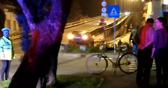 Un biciclist din Satu Mare simula accidente auto, pentru a le cere despăgubiri șoferilor nevinovați (Video)