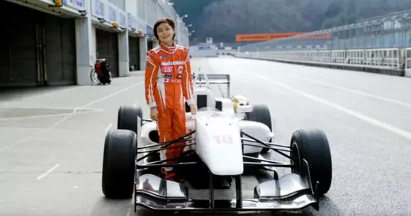 O puștoaică de 12 ani uimește lumea sporturilor cu motor. Tânăra face senzație în Formula 3 și țintește Formula 1 | VIDEO