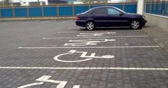Un polițist a câștigat procesul cu un localnic care i-a filmat mașina parcată pe un loc pentru persoane cu dizabilități