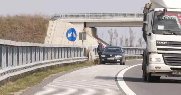 Românii fură chiar și la marcajele rutiere. Cum e posibil?