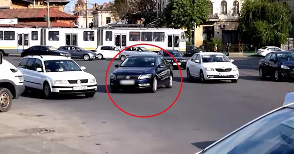 O șoferiță a parcat în mijlocul unei intersecții din Bucureşti și a plecat acasă să se culce (Video)