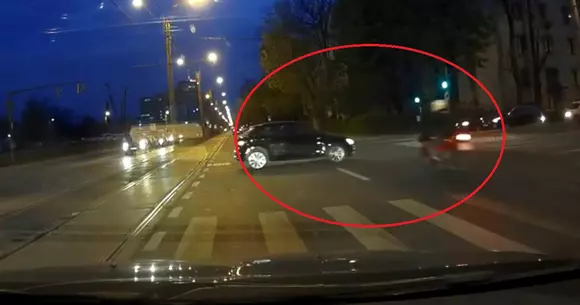 Accident cu un motociclist, filmat în Capitală | VIDEO