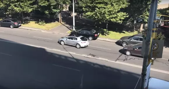 Un șofer întoarce pe linia continuă de mai multe ori în câteva minute. Ce vrea să demonstreze? | VIDEO