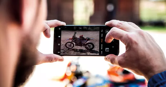 Huawei P20 Pro şi Dani Oţil: Dragoste la prima fotografie (Video)