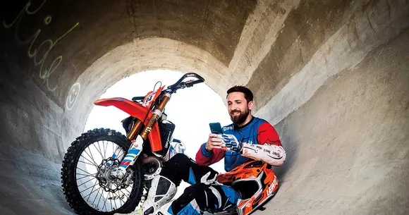 Huawei P20 Pro şi Dani Oţil: Dragoste la prima fotografie (Video)