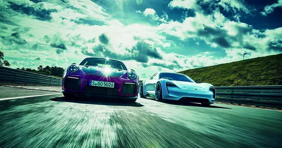 Porsche 911 GT2 RS vs Porsche Mission E: Turbodiavol versus înger electric!
