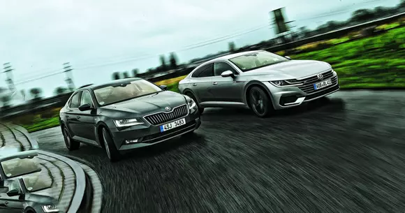 Superb VS Arteon: Doi fraţi diferiţi