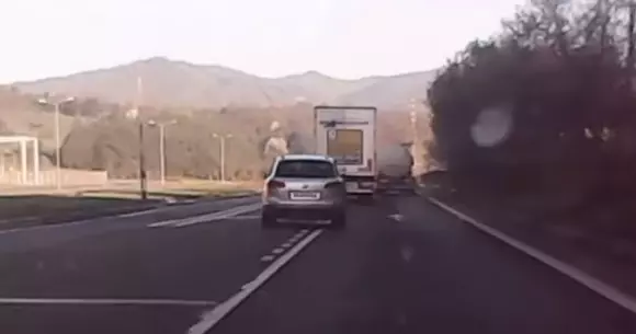 Cum a încercat un şofer de TIR să scoată în decor un SUV | VIDEO