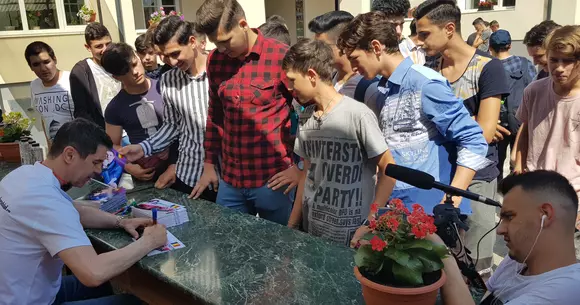 Promotorul Arad Rally KIA 2018, Mihai Leu, le-a făcut o surpriză liceenilor