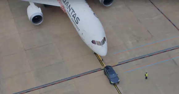 Poate o Tesla Model X să tragă un Boeing 787-9 Dreamliner? (Video)