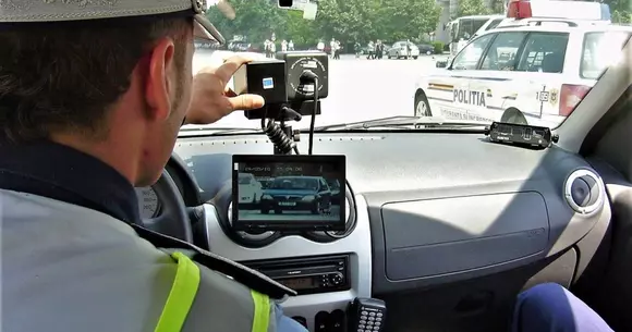 Un şofer din județul Iași aproape a speriat poliţiştii: mergea cu 236 km/h!