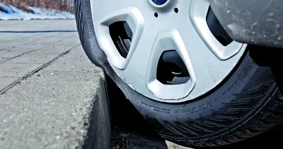 Ce se întâmplă dacă mergi cu anvelope tocite? La ce riscuri te expui?