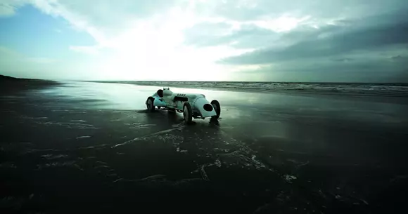 Povestea lui Tommy şi Babs, pe scurt: Pe plaja Recordurilor