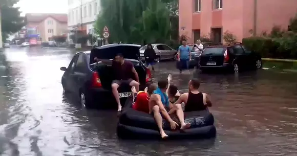 Cu barca trasă de mașină, în Tg. Jiu. Metodă inedită de protest după ploaia torențială de duminică