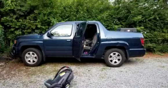 O fetiță de 1 an a murit după ce tatăl ei a uitat-o, o zi întreagă, în mașină