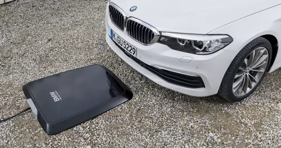 BMW 530e iPerformance poate fi comandat cu opţiunea BMW Wireless Charging
