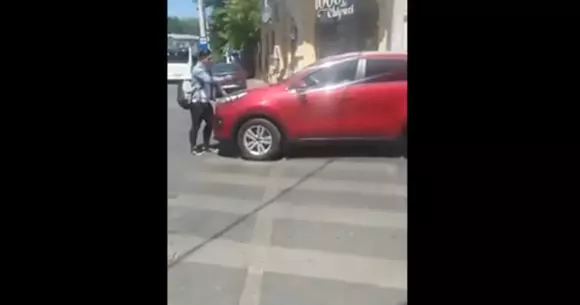 Ce a pățit bărbatul care a luat un tânăr pe capotă pe trecerea de pietoni | VIDEO