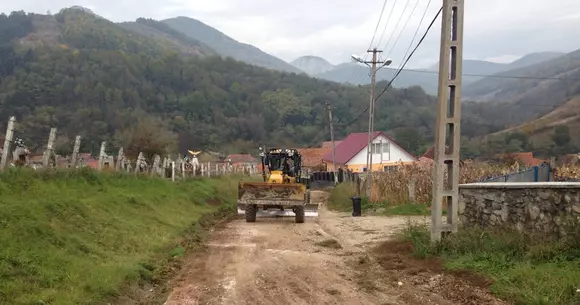 Care sunt județele cu cei mai mulți kilometri de drumuri de pământ?