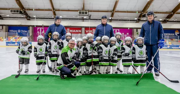 Skoda sponsorizează micuții cu vârsta între 4-7 ani din echipa de hochei. Vezi componența echipelor prezentate de Țiriac-Telekom Arena