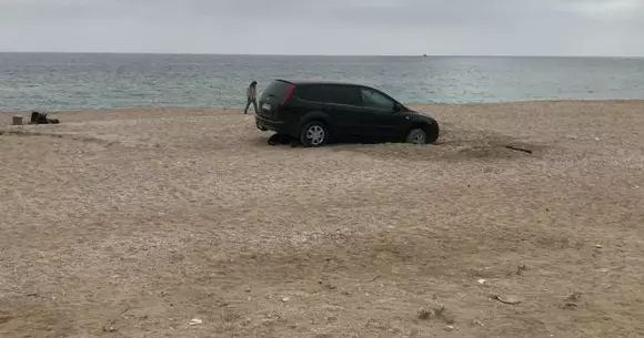 Amendă-record! Câți bani va scoate din buzunar un tânăr care a intrat cu mașina pe plajă