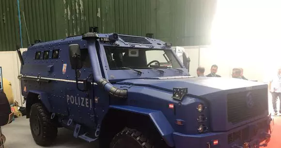 Jandarmeria s-ar putea dota cu un vehicul de 12 tone complet blindat. Cât costă "Monstrul"?