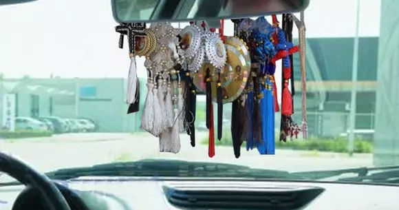 Șoferii care au cruciuliţe, CD-uri și icoane în parbriz pot fi amendați și pot rămâne fără talon