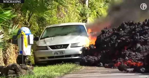 O mașină este înghițită de lava unui vulcan | VIDEO