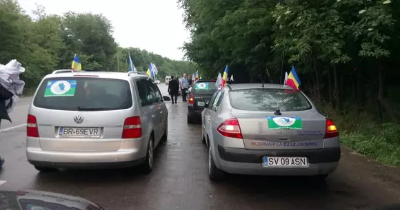 Marșul pentru autostrăzi pornit din Moldova a fost blocat în Piața Victoriei