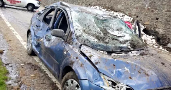 Mașini surprinse de avalanșă, în Piatra Craiului. Au ajuns sub tone de zăpadă și pământ