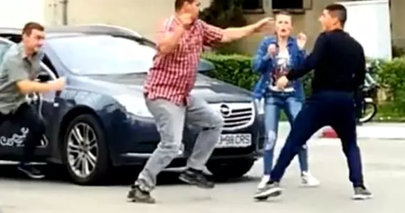 Șoferul s-a luat la bătaie cu pietonul, în Târgu Jiu. De la ce a pornit scandalul în trafic (Video)
