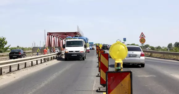 Planul de reabilitare a podului de la Mărăcineni, dat peste cap din cauza numărului mic de muncitori