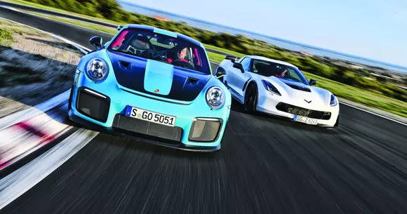Porsche 911 GT2 RS şi Corvette Z06: Partidă în forţă!