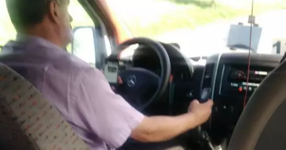 N-am înțeles nimic din accidentul din Ungaria! Şofer de microbuz filmat folosind două telefoane în acelaşi timp | VIDEO
