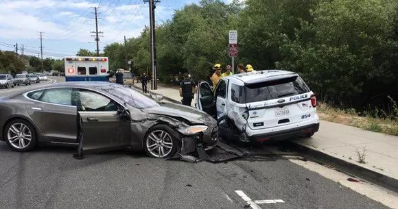 O mașină Tesla pe autopilot a lovit un automobil de poliție